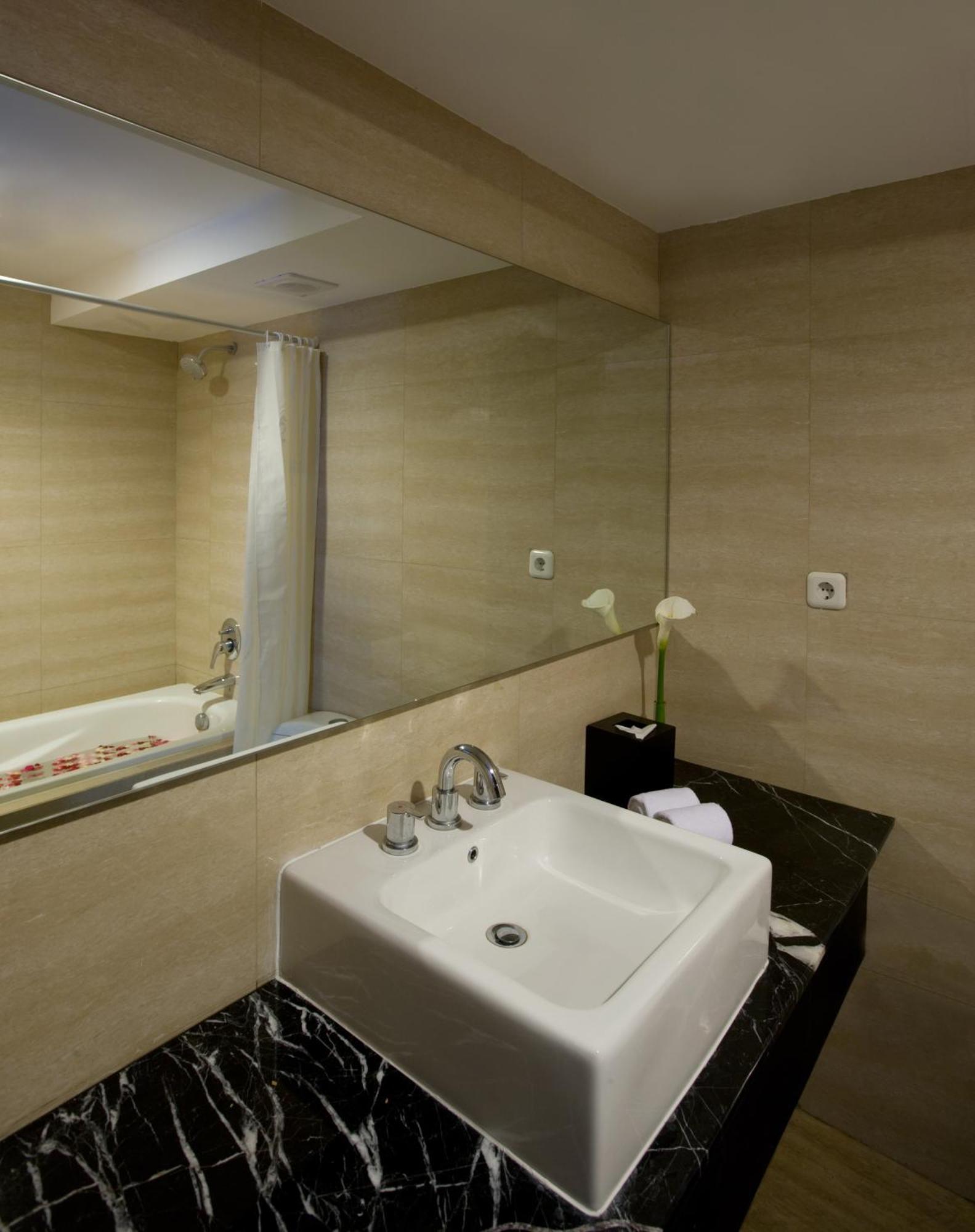 Hotel Santika Kuta Кута Номер фото
